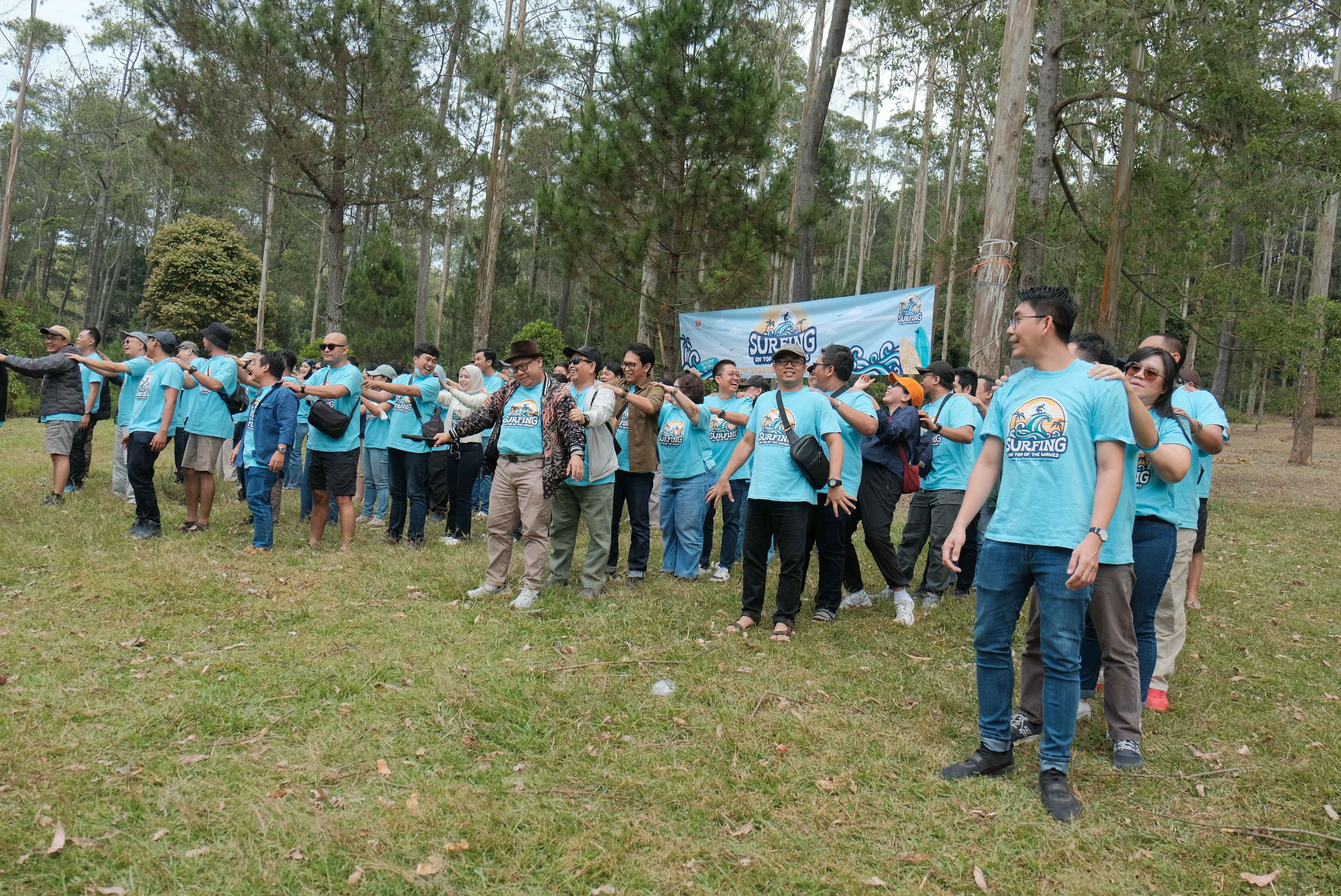 Peserta gathering berjalan di jalan setapak