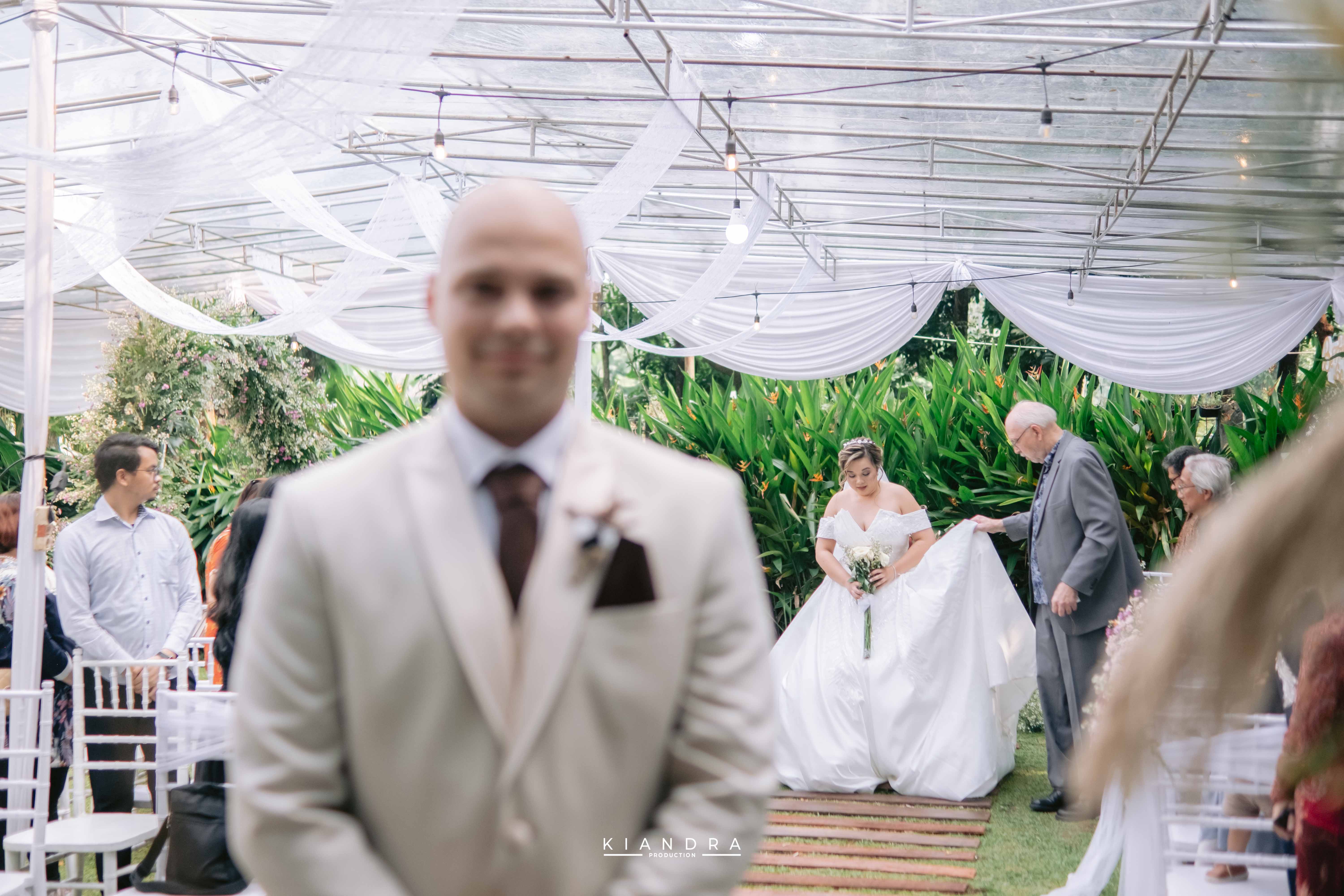 Mempelai berjalan di aisle