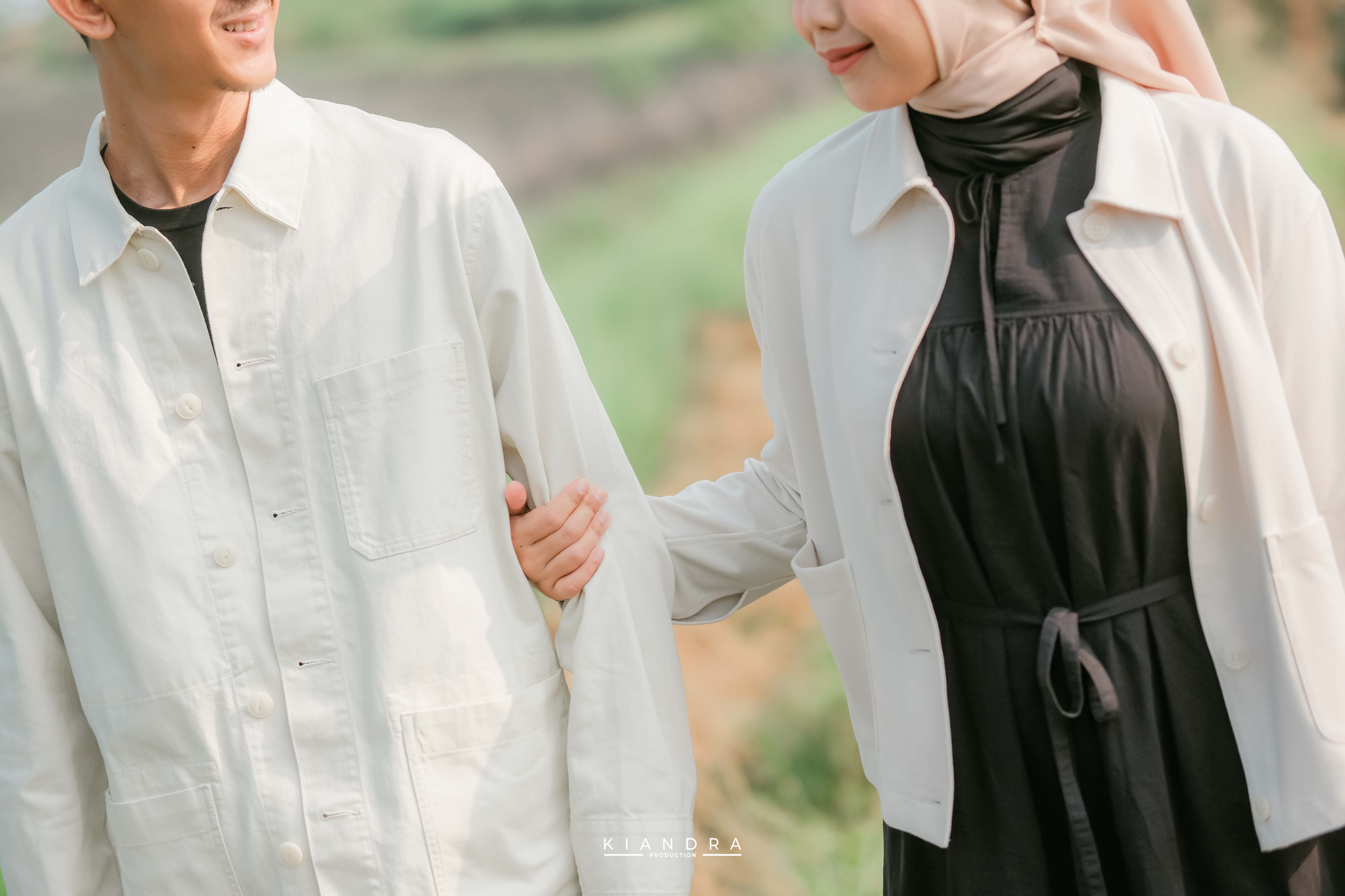 Firdha & Yogi berpose di depan air terjun