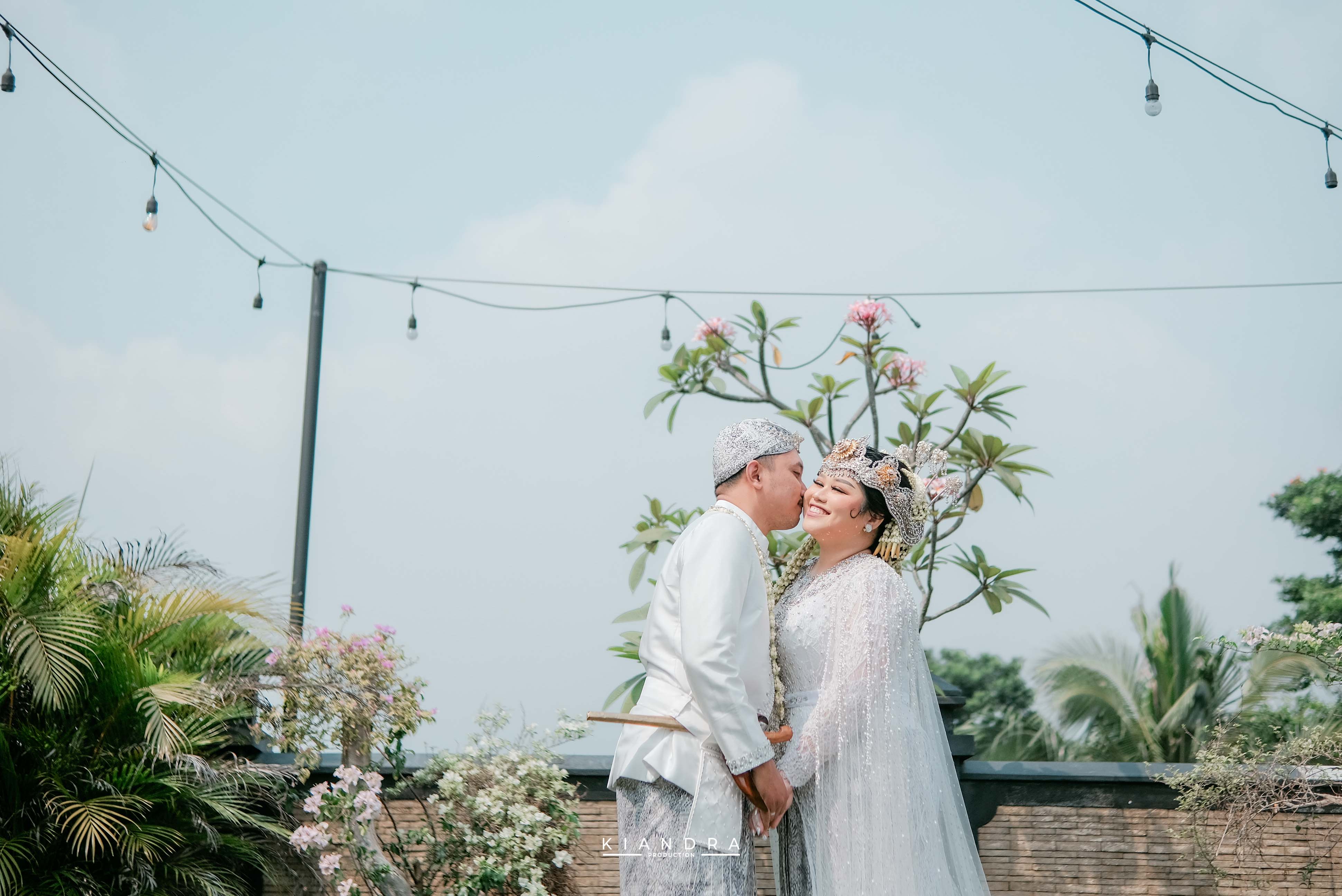 Foto keluarga dengan pakaian adat