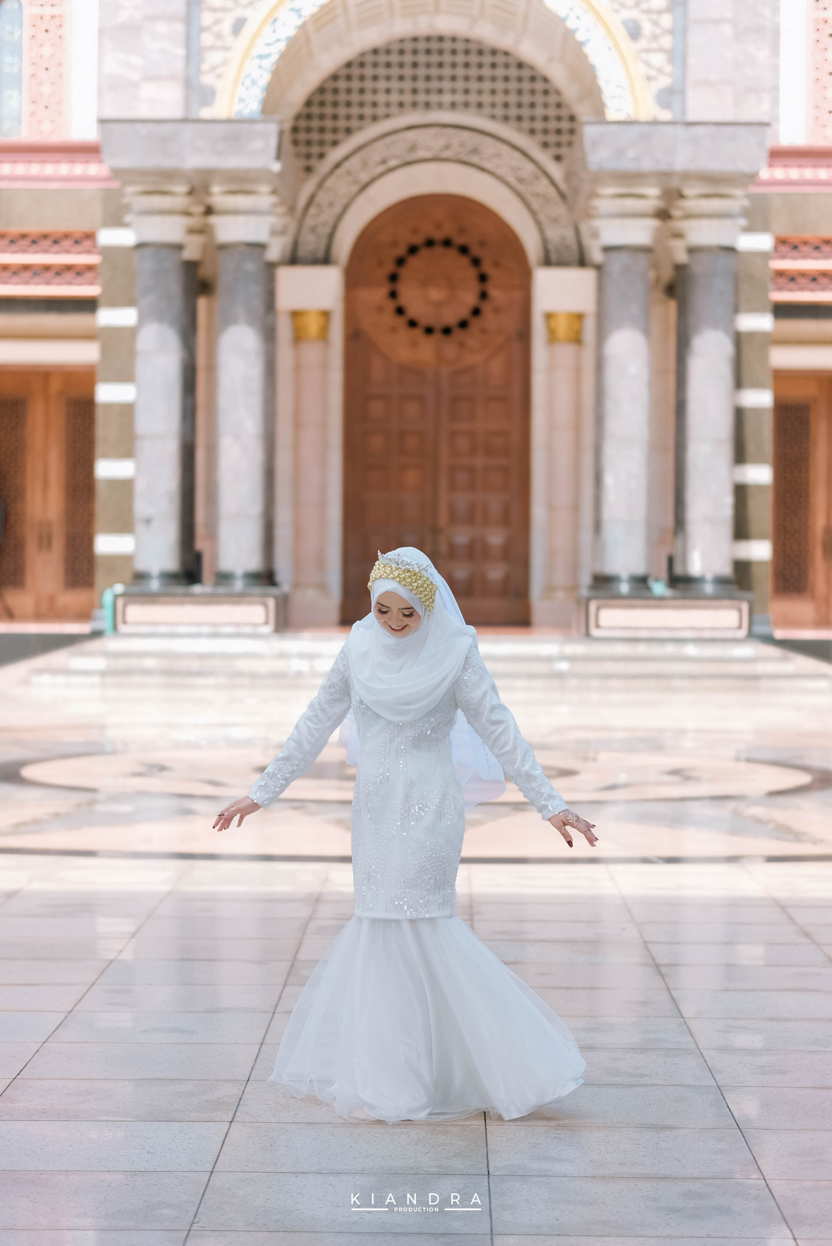 Foto bersama keluarga besar dengan pakaian adat