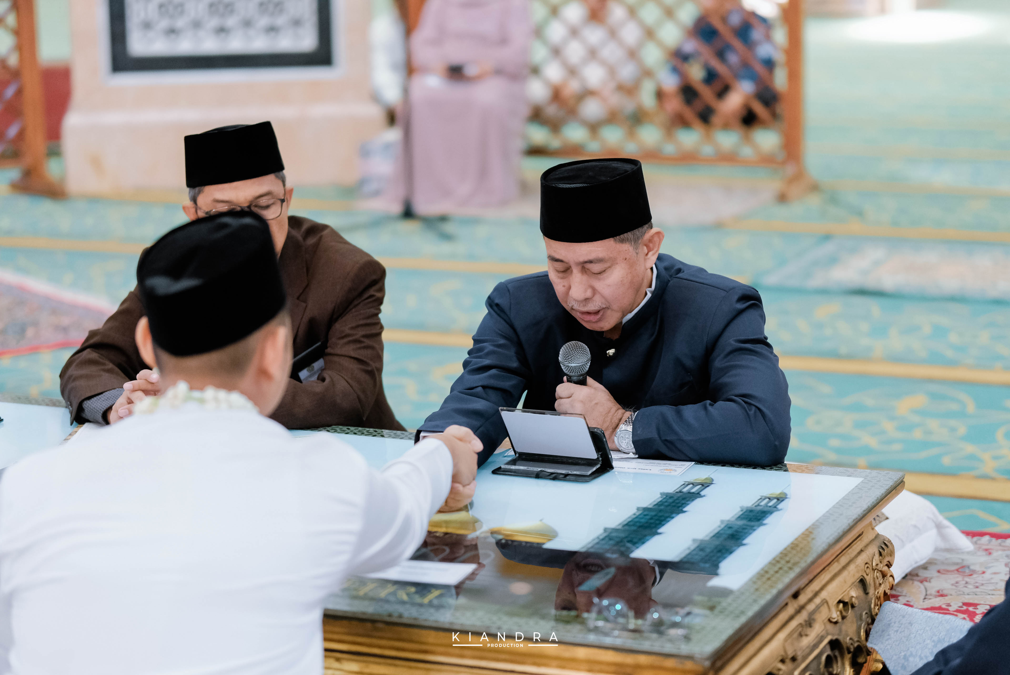 Mempelai menggunakan pakaian adat Jawa