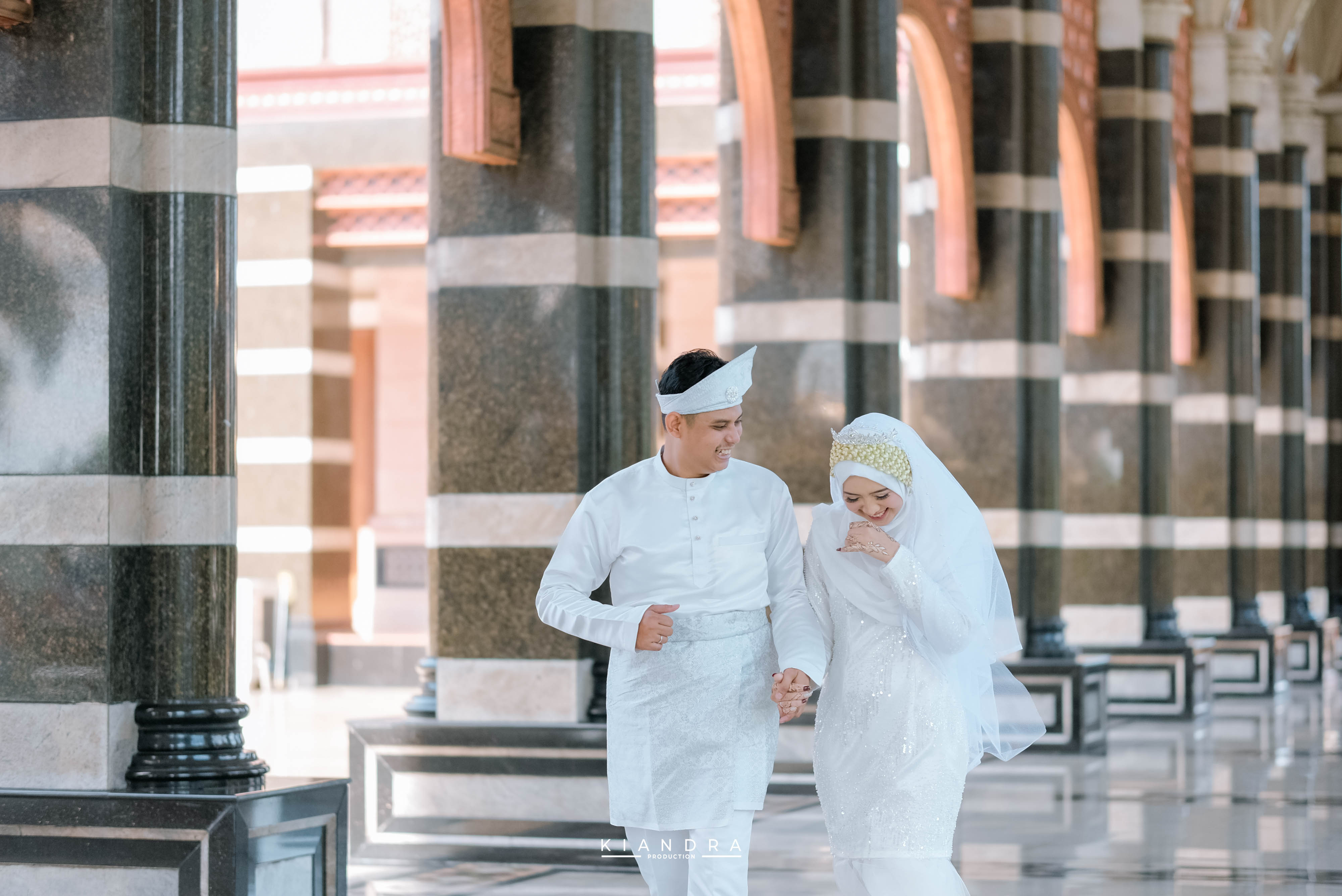 Detail rias dan busana pengantin