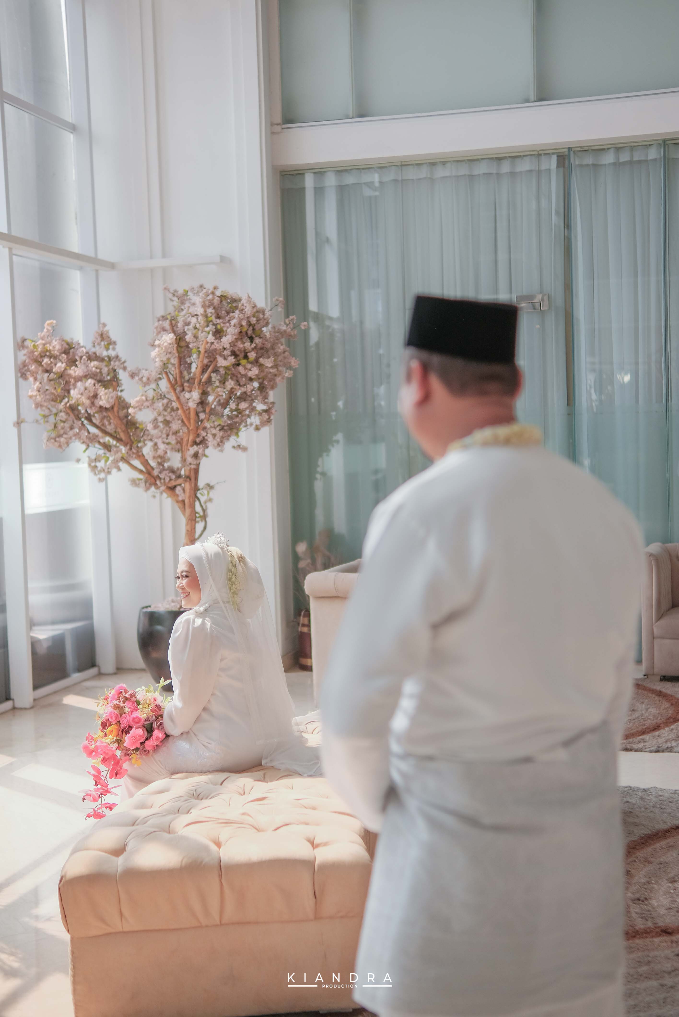 Foto bersama keluarga besar dengan pakaian adat